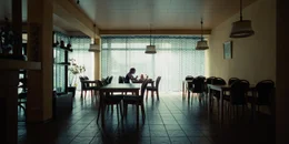 Niedergeschlagen von ihrem Misserfolg sitzt Aga (Elisa Schlott) im leeren Speisesaal der Pension.