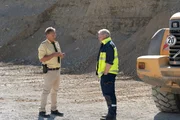 Richard Gruber (Wowo Habdank, r.) glaubt zu wissen, wen sich Hubert (Christian Tramitz, l.) mal näher anschauen sollte. Lizzy Moser scheint verdächtig. Richard Gruber (Wowo Habdank, r.) glaubt zu wissen, wen sich Hubert (Christian Tramitz, l.) mal näher anschauen sollte. Lizzy Moser scheint verdächtig.