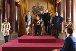Von links: Alexander von Schleinitz (Volker Ranisch), auf dem Thron Wilhelm I. (Michael Mendl), Friedrich von Preu&szlig;en (Martin Glade), Helmuth von Moltke (Reiner Sch&ouml;ne) und Otto von Bismarck (Torsten M&uuml;nchow).