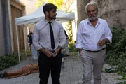 Ikmen (Haluk Bilginer, r.) und Mehmet (Ethan Kai, l.) konnten ihren letzten Fall lösen. Ikmen (Haluk Bilginer, r.) und Mehmet (Ethan Kai, l.) konnten ihren letzten Fall lösen.