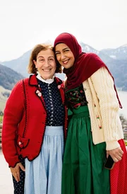 Tante Zeynep (l) und Comedienne und Content Creatorin Maraam am Schliersee: Dirndl steht beiden gut!