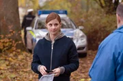 Nina Weiss (Julia E. Lenska) bekommt am Tatort erste Informationen von dem Pathologen Dr. Strahl. Nina Weiss (Julia E. Lenska) bekommt am Tatort erste Informationen von dem Pathologen Dr. Strahl.