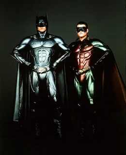 Batman (Val Kilmer, li.) bekommt Zuwachs: Richard (Chris O'Donnell), ein Artistenjunge, der seine Eltern duch den Schurken Two-Face verloren hat. Dieses Schicksal eint ihn mit Batman und Richard wird zu 'Robin'.