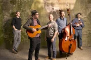 Die Band "Schlagseite" ist beim Waldeck Festival 2024 aufgetreten. Sie gehört zur jungen Generation der Liedermacher. Die Band "Schlagseite" ist beim Waldeck Festival 2024 aufgetreten. Sie gehört zur jungen Generation der Liedermacher.