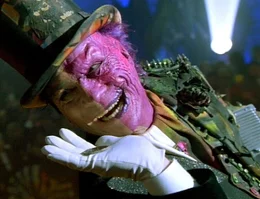 Der irre Gangster Harvey Two-Face (Tommy Lee Jones), physisch und psychisch eine Janusgestalt, terrorisiert die Stadt.