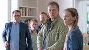 Lars (Ingo Naujoks, l.) und Finn (Sven Martinek, 2.v.r.) konnten die Situation entsch&auml;fen. Kl&auml;rt sich jetzt alles auf? Klara Siebert (Klara Manzel, r.), Luise Siebert (Greta Bohacek, 2.v.l.) und Ferdinand Willenberg (Ilja Ro&szlig;bander, 3.v.r.) h&ouml;ren gespannt, was Klaras Eltern zu sagen haben.