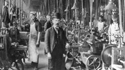 Mit der wachsenden Anzahl von Fabriken begannen mehr Menschen, nach einem festgelegten Zeitplan zu arbeiten. Sie wachten auf, frühstückten und gingen dann zu ihrer Fabrikarbeit. Diese Arbeiter lebten fast ausschließlich von Kaffee und Brot, weil Kaffee anregend und warm war und eine Illusion von Ernährung bot, die sie sich leisten konnten. Mit der wachsenden Anzahl von Fabriken begannen mehr Menschen, nach einem festgelegten Zeitplan zu arbeiten. Sie wachten auf, frühstückten und gingen dann zu ihrer Fabrikarbeit. Diese Arbeiter lebten fast ausschließlich von Kaffee und Brot, weil Kaffee anregend und warm war und eine Illusion von Ernährung bot, die sie sich leisten konnten.