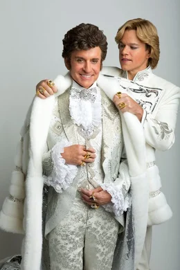 Mit der Zeit nimmt die Beziehung zwischen Liberace (Michael Douglas, l.) und Scott (Matt Damon, r.) immer bizarrere Formen an.