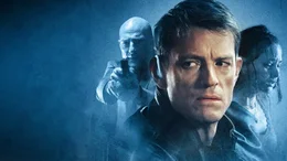 Der geh&ouml;rgesch&auml;digte Polizist Frank Shaw wird zur letzten Hoffnung einer geh&ouml;rlosen Mordzeugin, die es vor einer Verbrecherbande zu besch&uuml;tzen gilt. Von links: Doug Slater (Mark Strong), Frank Shaw (Joel Kinnaman) und Ava Fremont (Sandra Mae Frank)