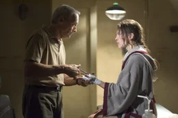 Obwohl er sich anfangs gestr&auml;ubt hat, trainiert Frankie (Clint Eastwood) nun die ehemalige Kellnerin Maggie (Hilary Swank) und k&uuml;mmert sich auch w&auml;hrend den K&auml;mpfen um seinen Sch&uuml;tzling.