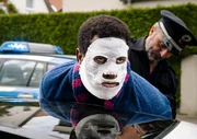 Dawit (Akeem van Flodrop, l.) wird vor dem eigenen Auto von Polizist Jakob (Robert Schupp, r.) verd&auml;chtigt und kontrolliert. Sein Entsetzen dar&uuml;ber h&auml;lt sich in Grenzen. Denn Dawit hat eigentlich nur eine Sorge: Hoffentlich bekommt seine Frau Laura (Sina Martens) davon keinen Wind. Sie macht beim Thema Racial Profiling n&auml;mlich keine Kompromisse!