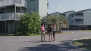 Ein Paar aus Colorado verlagert ihre Patchwork-Familie von den Rocky Mountains in die ruhige Küstenstadt Orange Beach nach Alabama. Nachdem sie dort jahrelang Urlaub gemacht haben und Geschmack am Leben Nahe dem Meer gefunden haben, ist sich die Familie einig: Hier wollen sie sich ihr Traumhaus mit zwei Schlafzimmern und zwei Badezimmern kaufen. Ein Paar aus Colorado verlagert ihre Patchwork-Familie von den Rocky Mountains in die ruhige Küstenstadt Orange Beach nach Alabama. Nachdem sie dort jahrelang Urlaub gemacht haben und Geschmack am Leben Nahe dem Meer gefunden haben, ist sich die Familie einig: Hier wollen sie sich ihr Traumhaus mit zwei Schlafzimmern und zwei Badezimmern kaufen.