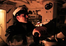 Kapit&auml;nleutnant Walther Schwieger vom deutschen U-Boot U 20 sichtet die Lusitania am fr&uuml;hen Nachmittag des 7. Mai 1915 und befahl dessen Beschuss mit einem Torpedo, der das Passagierschiff versenkte.