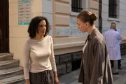Müllsammler Ömer (Mouna Soualem, l.) ist in Wirklichkeit eine Frau namens Leah, die Ayse (Yasemin Kay Allen, r.) in ein Frauenhaus bringt. Müllsammler Ömer (Mouna Soualem, l.) ist in Wirklichkeit eine Frau namens Leah, die Ayse (Yasemin Kay Allen, r.) in ein Frauenhaus bringt.