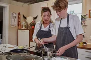 Katrin Humpfer und Sohn Max bereiten die Hauptspeise zu.