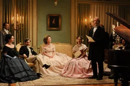 Von links: Statistin, Alexander von Schleinitz (Volker Ranisch), Marie "Mimi" von Schleinitz (Pauline Knof), Prinzessin Victoria von Preu&szlig;en (Katharina Rivilis) und Theodor Fontane (Klaus Schindler).