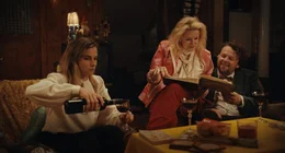 Tanja (Karin Hanczewski) und Ricky (Johannes Dullin)  bei Mutter (Petra Morz&eacute;, Mitte).