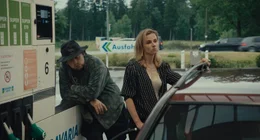 Ricky (Johannes Dullin) Tanja (Karin Hanczewski) tanken.