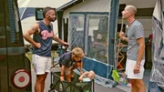 Bei Daniel (re.) und Roman Nawrot und den beiden Kindern wird Camping zum Luxusurlaub. Mit gro&szlig;z&uuml;giger Ausstattung und allem Komfort genie&szlig;en die beiden das Leben im rollenden F&uuml;nf-Sterne-Hotel.