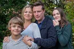Eine gl&uuml;cklich Familie &ndash; ohne die unbeliebte Oma: Matthias (Florian Panzner) und Nina (Hilde Dalik) mit ihren Kindern Tom (Konstantin/Leopold Schmidt) und Bille (Gioia Marischka)