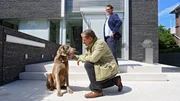 ARD MORDEN IM NORDEN FOLGE 102, "Das Gest&auml;ndnis", am Montag (28.12.20) um 18:50 Uhr im ERSTEN. Lars (Ingo Naujoks, h.) wartet auf Finn (Sven Martinek, v.), dem etwas am Familienhund der H&ouml;vens aufgefallen ist.