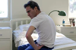 Joaquin Phoenix in seiner Rolle als Freddie Quell in Paul Thomas Andersons Film &bdquo;The Master&ldquo;