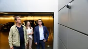 Finn (Sven Martinek, l.) und Lars (Ingo Naujoks, r.) bitten Lilly Höven (Pauline Rénevier, M.), ihnen die Videos aus der Überwachungskamera zu zeigen. Finn (Sven Martinek, l.) und Lars (Ingo Naujoks, r.) bitten Lilly Höven (Pauline Rénevier, M.), ihnen die Videos aus der Überwachungskamera zu zeigen.