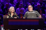 Habe viel Spa&szlig;: Rateteam-Kapit&auml;n Elton (r.) und die Schauspielerin Jutta Speidel (l.).