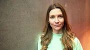 Jana Forkel taucht ein in die dramatische Geschichte des Nahost-Konflikts und trifft Expert*innen und Zeitzeug*innen, die verschiedene Perspektiven darauf haben. Jana Forkel taucht ein in die dramatische Geschichte des Nahost-Konflikts und trifft Expert*innen und Zeitzeug*innen, die verschiedene Perspektiven darauf haben.