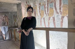 Radwa Khalil im Inneren einer Grabkammer, die f&uuml;r die Pharaonin Tausret im Tal der K&ouml;nige angelegt wurde.