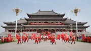 Aufführung von Kampfkunstschülern der sogenannten Pflaumenblütenfaust vor Ahnentempel in der Hebei Region im Norden Chinas. Aufführung von Kampfkunstschülern der sogenannten Pflaumenblütenfaust vor Ahnentempel in der Hebei Region im Norden Chinas.