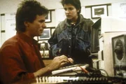 MacGyver (Richard Dean Anderson, l.) macht die Probe aufs Exempel. Kate (Darcy Marta, r.) beobachtet ihn.