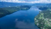 Unsere Heimat aus der Vogelperspektive ist nicht nur sch&ouml;n anzusehen, sie hat auch unglaubliche Geschichten zu erz&auml;hlen. &bdquo;&Ouml;sterreich von oben" zeigt ein Land, das sich im stetigen Wandel befindet. Durch Bilder, gefilmt ausschlie&szlig;lich aus der Luft mit modernster Technik, er&ouml;ffnen sich v&ouml;llig neue Perspektiven: vom h&ouml;chsten Gipfel des Landes &uuml;ber die beeindruckenden Sehensw&uuml;rdigkeiten bis zu den versteckten Sch&auml;tzen, die man nur aus der Luft erkennt.