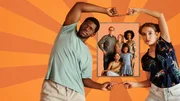 Dawit (Akeem van Flodrop, l.) und Laura (Sina Martens, r.) halten ein Bild in ihrer Mitte. Darauf sind zu sehen: Von links: Walter (Peter Lohmeyer), Heidi (Gabriela Maria Schmeide), Lemlem (Dennenesch Zoud&eacute;), Armana (Chioma Chukwuani) und Fiyori (Louisa Heinrich).