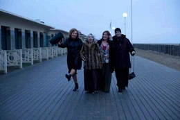 v.li.: Paulette (Bernadette Lafont), Renee (Fran&ccedil;oise Bertin), Maria (Carmen Maura) und Lucienne (Dominique Lavanant) haben die Nacht durchgemacht.