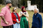 Wie geht Jodeln? v.l.n.r.: Tahsim Durgun, Tante Zeynep und Comedienne Maraam wollen es von Takeo Ischi lernen.