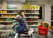 Laura (Sina Martens, M.) kann nicht fassen, dass Dawit (Akeem van Flodrop) gelogen hat, um den Rabatt im afrikanischen Supermarkt bekommen. Laura (Sina Martens, M.) kann nicht fassen, dass Dawit (Akeem van Flodrop) gelogen hat, um den Rabatt im afrikanischen Supermarkt bekommen.