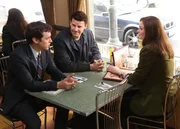 Sweets (John Francis Daley, l.) teilt Booth (David Boreanaz) und Brennan (Emily Deschanel) mit, dass er bei ihnen ausziehen will. Sweets (John Francis Daley, l.) teilt Booth (David Boreanaz) und Brennan (Emily Deschanel) mit, dass er bei ihnen ausziehen will.