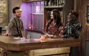 Max (Kat Dennings, M.) und Caroline sind begeistert von dem neuen Barkeeper Clint (Michael Charles Roman, l.), denn seine Drinks f&uuml;hren zu einem unerwarteten Hype der Dessert-Bar, w&auml;hrend Earl (Garrett Morris, r.) von dessen Arroganz eingesch&uuml;chtert wird ...
