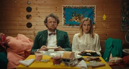 Ricky Sokatoni (Johannes Dullin) und Tanja Freitag (Karin Hanczewski) beim Kaffeeklatsch.