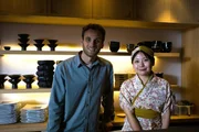 Moderator und Psychologe Leon Windscheid trifft eine der wenigen Sushi-Meisterinnen, Yuki Chizui, in der kulinarischen Megametropole Tokyo. Moderator und Psychologe Leon Windscheid trifft eine der wenigen Sushi-Meisterinnen, Yuki Chizui, in der kulinarischen Megametropole Tokyo.