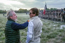Joaquin Phoenix (re.) und Ridley Scott (li.) am Set von &bdquo;Napoleon&ldquo;