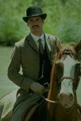 Stephen (Thomas Gibson), ist Shannons Verehrer und zuk&uuml;nftiger Ehemann. Er kann nicht mit ansehen, wie Joseph seine Angebetete immer mehr in seinen Bann zieht und fordert ihn zum Duell raus ...