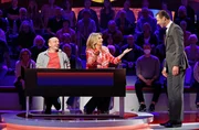 Moderator Kai Pflaume (r.) mit Rateteam-Kapit&auml;n Bernhard Ho&euml;cker (l.) der Fernsehmoderatorin und S&auml;ngerin Kim Fisher (M.).