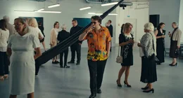 Ricky (Johannes Dullin) in der Galerie.