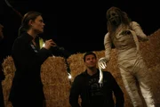 Dr. Brennan (Emily Deschanel, l.); Booth (David Boreanaz, r.)
