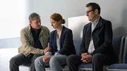 Finn (Sven Martinek, l.), Nina Weiss (Julia E. Lenska, M.) und Lars (Ingo Naujoks, r.) bangen im Krankenhaus um das Leben von Oberkommissar Schroeter. Finn (Sven Martinek, l.), Nina Weiss (Julia E. Lenska, M.) und Lars (Ingo Naujoks, r.) bangen im Krankenhaus um das Leben von Oberkommissar Schroeter.