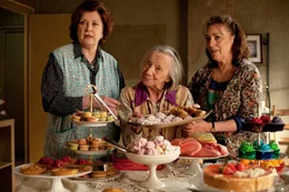 Hasch-Cookies statt Schwarzw&auml;lder Kirsch: Paulettes Freundinnen Lucienne (Dominique Lavanant), Renee (Fran&ccedil;oise Bertin, m.) und Maria (Carmen Maura, r.) steigen in den lukrativen Kuchenverkauf ein.