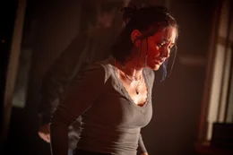 Die geh&ouml;rlose Ava (Sandra Mae Frank) ist Zeugin eines Mordes geworden und ger&auml;t dadurch ins Visier der Killer.