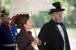 Wilhelm I. (Michael Mendl) und Augusta von Preu&szlig;en (Undine Brixner) mit Gefolge.